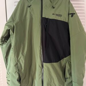 Columbia Men's Winter District black and green sporty hoodie